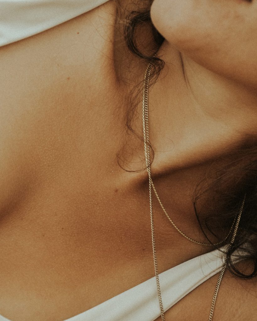 Zoom de la piel del pecho de mujer